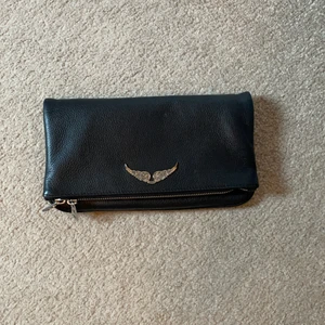 Zadig väska!!💕💕 - Säljer nu min fina Zadig väska i den stora modellen köpt för ca 3 månader sedan, säljer då den inte kommer till användning!💕💕 Nypris 3700kr, Säljer vid bra bud eller byte med en annan väska i samma prisklass💗 dustbag och de två axelbanden medföljer!!