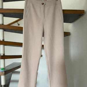 Venderby’s Byxor - byxor från venderbys i beige.  lite stor på mig som vanligtvis är s.  aldrig använd:(