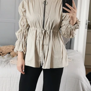 Beige jacka Zara strl S - Superfin jacka från Zara 