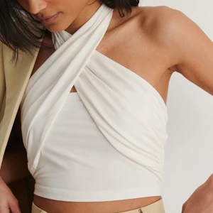 Helt oanvänd topp - Toppen har tyvärr inte kommit till användning. Den är helt ny och oanvänd.