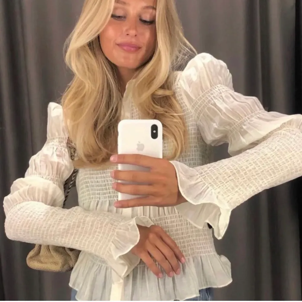 Säljer nu denna fina blus från shein, nästan identisk med den från &other stories.🖤 Köpt dyrt på Plick. Den har en fläck på insidan av ryggen men den syns knappast på utsidan, en söm är också trasig men inget som påverkar blusen annars är den i bra skick (: köparen står för frakten vid stort intresse blir det budgivning!. Paidat.
