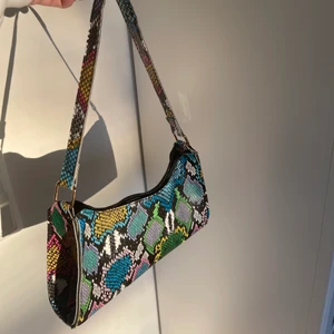 Axelväska  - Får tyvärr inte användning för den då jag bara har använt den 1 gång💛 för mer information skriv gärna privat💛