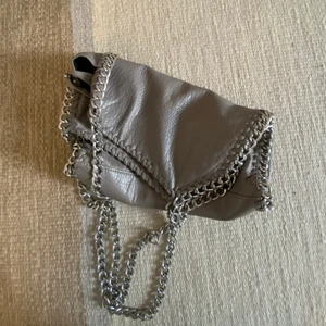 Stella Mccartney liknande väska - Säljer denna supercoola gråa väskan! Buda privat från 300 kr 💕 Frakten tillkommer. 