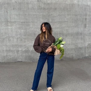 Jeans NAKD - Säljer dessa slutsålda byxor från Amalie Star X NAKD. Säljer pga för stora för mig. Endast testade! Strl:36💖💖💖