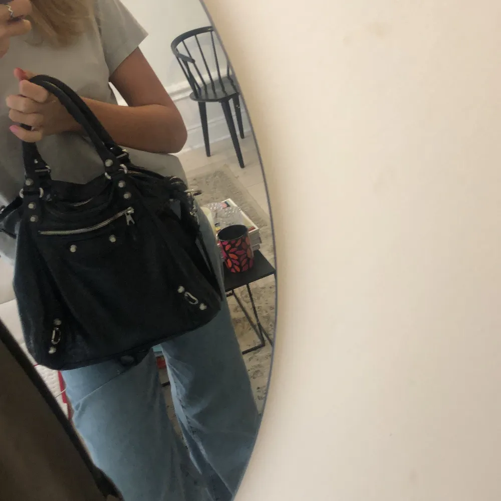 Säljer min svarta Balenciaga Velo bag som är inköpt för 15.695kr på NK Nathalie Shuterman. I använt men fint skick. KVITTO FINNS.. Väskor.