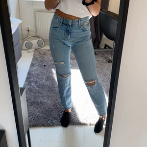 Håliga jeans zara storlek 34 - Blåa håliga jeans från zara. Säljer pga att de inte används längre. Köptes för 400 kr.