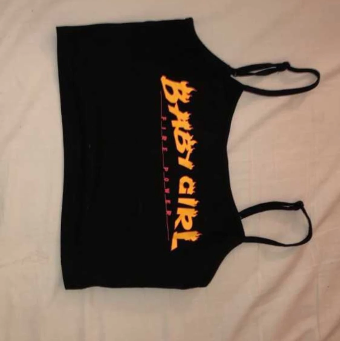 Enkel topp med fint tryck på