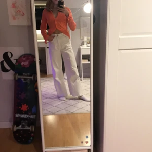 Blus - En coralfärgad blus i mjukt runt materian som är helt underbart. Ostruken på bilden därför är den inte så slät. Inga fläckar och välomhändertagen 