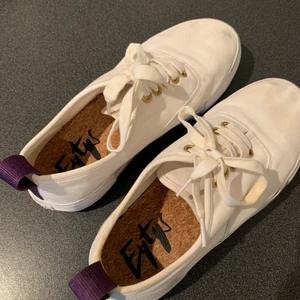 Eytys storlek 39 - Säljer mina vita Eytys i storlek 39 då dem inte kommer till användning. Passar även en 38!🌸 Använda ett fåtal gånger.