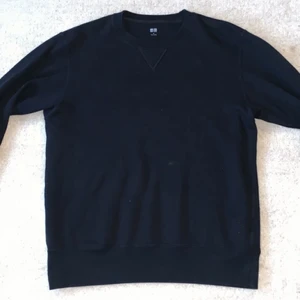 Svart Sweatshirt  - Svart sweatshirt från uniqlo som inte är använd alls mycket