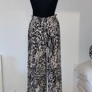 Leopardbyxor  - Leopardbyxor från Gina Tricot. Lite ”räfflade” i materialet! Använda Max 2 gånger. 