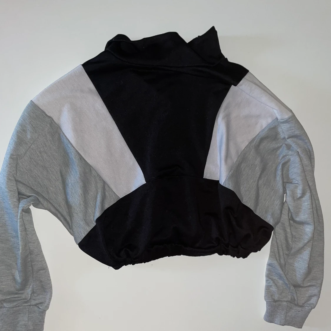 Sweetshirt svart,grå och vit - 90