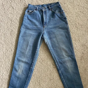 Lee jeans - Superfina vintage lee jeans köpta för 500kr på Beyond Retro🥰 Har för många jeans så måste tyvärr sälja 😕 Skitbekväma, men lite korta på mig som är 172, så passar nog någon kortare bättre, om man vill ha dem långa 💗 Oklar strl, men jag brukar ha W28-29 och dem passar mig bra i midjan 💖💖💖 används av mig ca 3 gånger