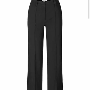 Venderbys svarta kostymbyxor - Säljer ett par svarta kostymbyxor i modellen Vera wide från Venderbys i storlek xs. Helt oanvända, endast testade pgr som man ser är dem lite för små för mig. Köpta för 547 svenska kronor och mitt pris är 200kr. Är 167 och dem går precis nedan för ankeln.