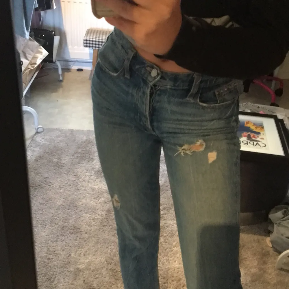 Ett par coola guess jeans med nitar på fickorna⚡️⚡️. Jeans & Byxor.
