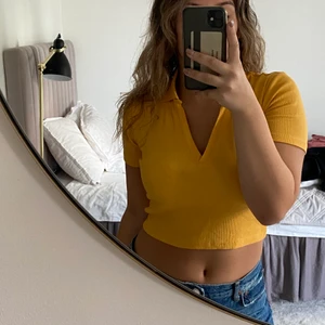 Orange topp  - Orange topp med krage från zara. 