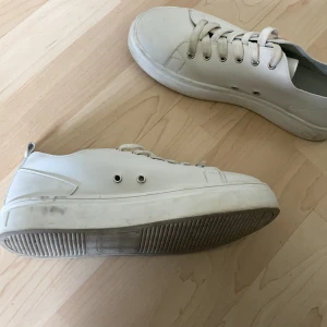 Skor från NAKD  - Vita skor från Nakd. Väldigt bekväma, köpta förra sommaren. Dock en liten defekt; svart märke på insidan på vänster sko vilket syns på första bilden. Annars fint skick! Köparen står för frakten ❤️
