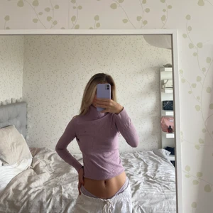 Lila polotröja - Köpt secondhand. Superfin men är lite trött på färgen. Går att vika upp lite som jag har på första & andra bilden. Vet inte vad det är för märke eller storlek. Men ungefär en XS. Funkar nog S också.