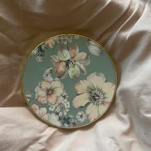 Laddnings platta  - En fullt fungerande och ny QI CHARGER från ideal of Sweden, originalpris är 500 kronor. Den är perfekt att lägga ifrån sig mobilen på för att ladda. Även super fina blommor