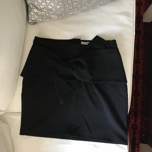 Ny kort kjol med rosettdetalj - Endast provad. 