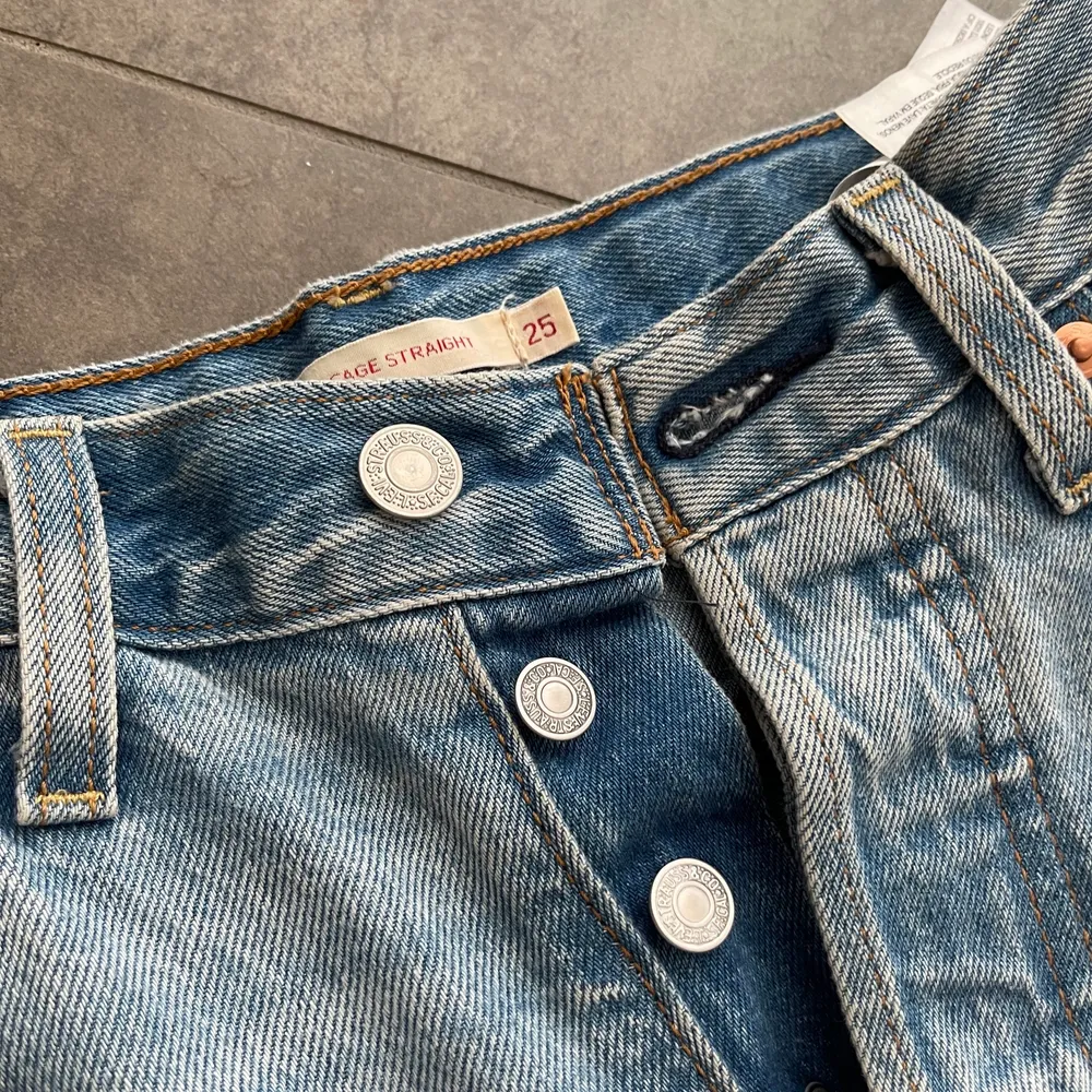 Säljer mina knappt använda levís jeans. Jeansen passar perfekt till dig som är runt 165 cm. Säljer för att de ej kommer till användning. Köpt för 1199. . Jeans & Byxor.