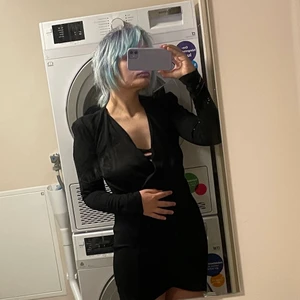 MISSGUIDED klänning  - Svart urringad klänning från MISSGUIDED. Storlek medium, har axelvaddar och ett hål vid slutet av klänningen. Hålet var där när jag köpte den och det går att sy. Jag vet dock inte hur man gör 💀 står ej för postens slarv och skickar med postnord 