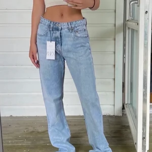 Zara jeans  - Säljer mina populär zara jeans, fint skick! Skriv vid fler frågor eller bilder💕 Buda