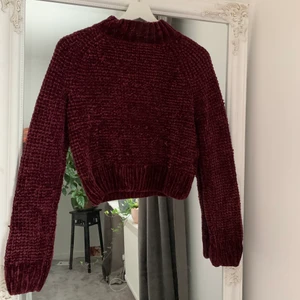 Stickad tröja  - Stickad tröja i väldigt mjukt material från h&m. I storlek xs. Det är en del trådar som sticker ut men går att fixa för den som har tid💕 frakt tillkommer! 