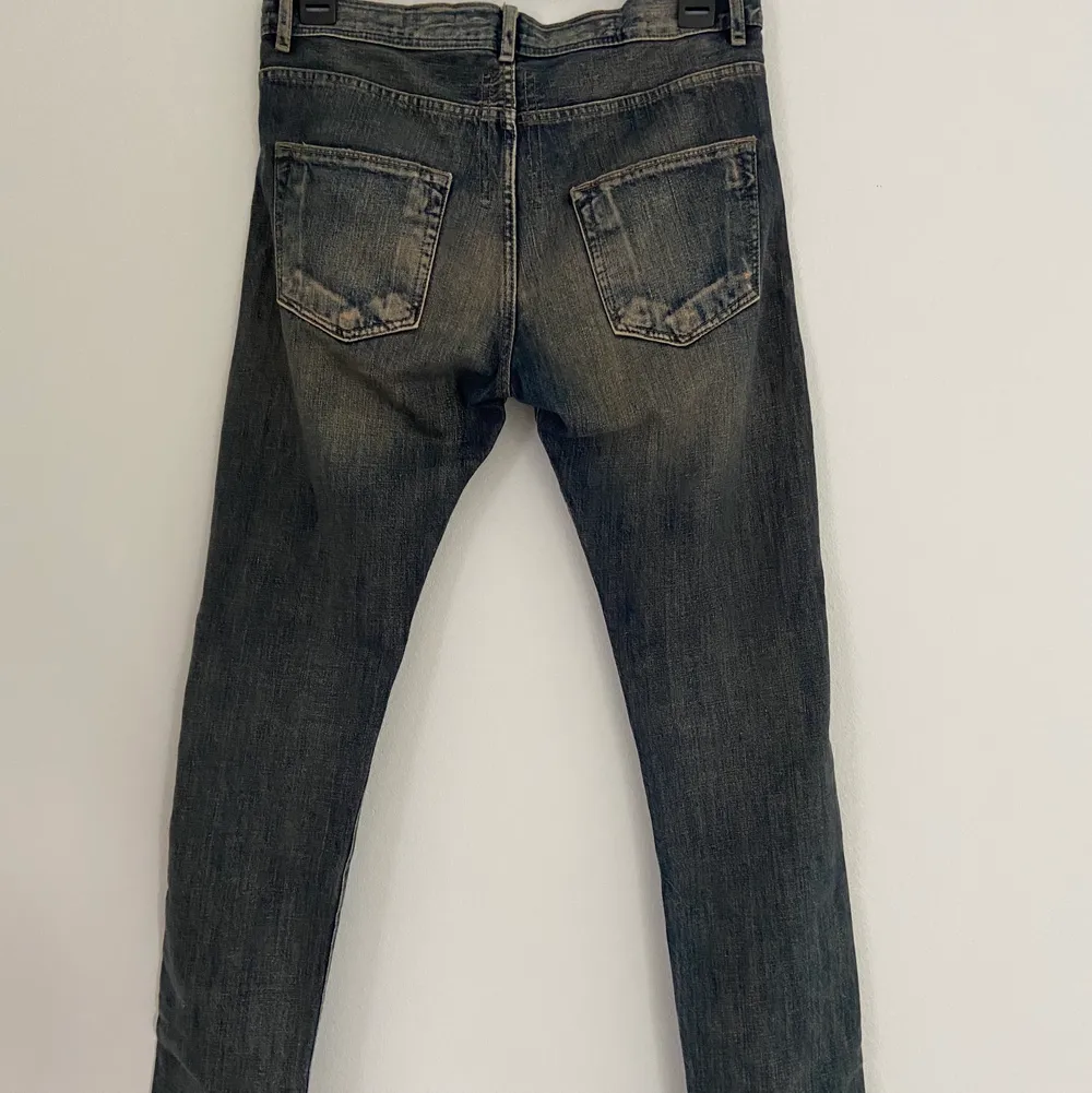 Nice fade och wash, olmar & mirta producerade. För stora för mig då jag har 29/30 i waist. Jeans & Byxor.