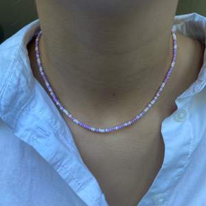 Handgjort pärlhalsband i lila 💜 Halsbandet kostar 50kr, gratis frakt och går att få med både silver och guld spänne. Vill man lägga till berlocker kostar det +5kr (per berlock) 
