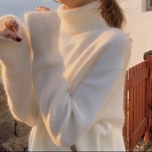 Mysig höstsweater vit - Sweater perfekt för hösten! Kan paras snyggt med guldsmycken från min sida 😋❤️