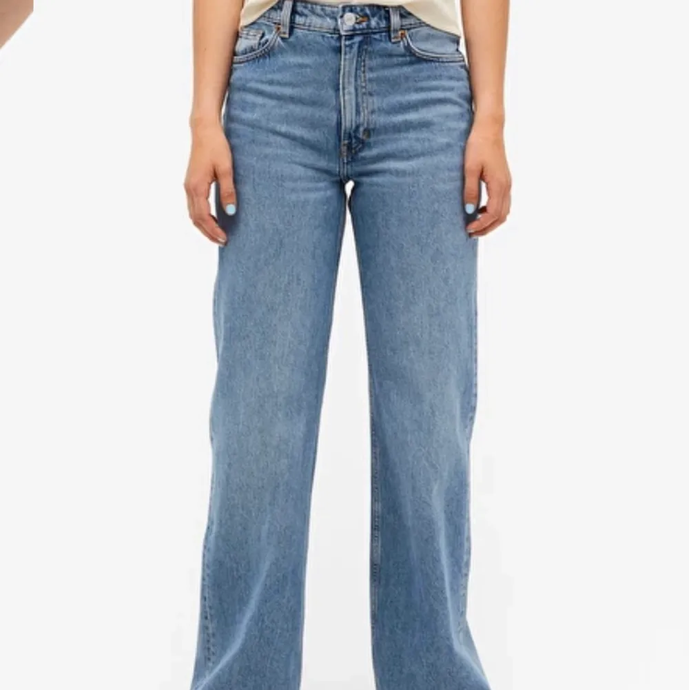 Populära jeans från monki i modellen Yoko. Ljusblå färg som är slutsåld på hemsidan. Knappt använda, storlek 25. Nypris 400kr. (Säljer även dessa i mörkgrå o svart). Jeans & Byxor.