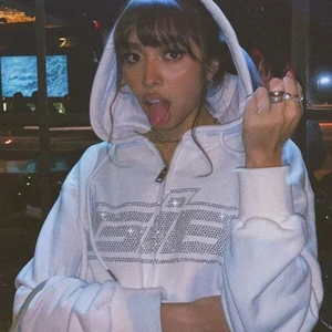 Vit rhinestone hoodie med zip - Dupe, jättesnygg helt ny rhinestone zip hoodie! Säljer då jag köpte en annan färg också. Perfekt till hösten, lite tunnare i materialet. Stl s men oversize (första bilden är lånad) KÖP DIREKT FÖR 350 + frakt 