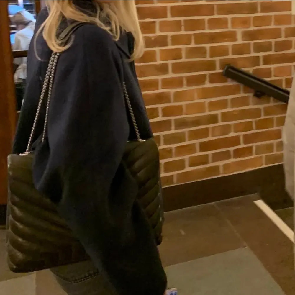 Intressekoll på min ursnygga marinblå vårjacka och höstjacka i storlek 36 men den är ganska stor och sitter rätt oversized! Slutsåld (lånade bilder) använda jätte lite som nyskick!! HINNER INTE SVARA ALLA!!! bud: 1100!!. Takit.