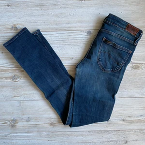Lee jeans  - Snygga lee jeans i ganska clean modell. Ganska raka och smala + snygg slitning!