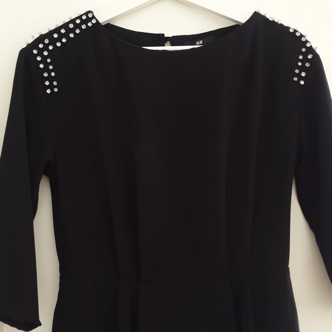 Svart klänning med stenar - 91