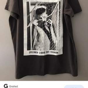 🎉INTRESSEKOLL🎉.      (säljer endast för bra pris).    T-shirt från acne🎉  helt oanvänd och är i toppskick, köpintyg kan skickas med! 