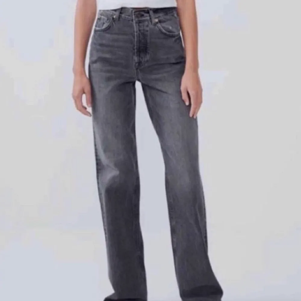 Säljer ett par populära, slutsålda jeans från zara i storlek 36😊 Skriv för fler bilder! (Frakt 66kr). Jeans & Byxor.