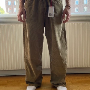 BDG URBAN OUTFITTERS byxor - Helt nya corduroy pants från Urban Outfitters egna märke. Endast testade. Prislapp och tagg på. Säljes pga att dem är för stora.   Nypris: 650kr + 90kr frakt Inköpta: Mindre än en vecka sedan Jag bjuder på frakten!