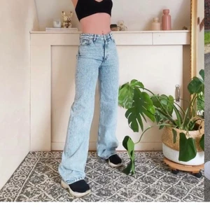 Blåa jeans  - Säljer dessa blåa jeans från Monki då dem är för korta för mig (är 1,71 cm), aldrig använda endast testade så alla prislappar sitter kvar. Skulle säga att dem passar en person som är runt 1,60-1,65cm. Säljer dem för 250kr (nypris 400kr) Om ni vill ha fler bilder eller har några frågor skriv till mig privat💕 priset går att diskutera💕💕