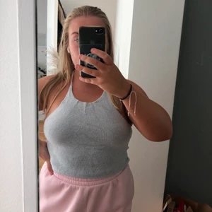 Knyttopp Brandy Melville - strechig knyttopp från Brandy Melville, one size men passar S-L