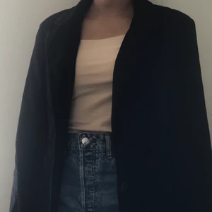 Kavaj/Blazer - Som ny, använd en gång. Säljer den för den är inte riktigt min stil. Den är i materialet sammet. Kan skicka om köparen står för frakten. 