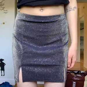 Glittrig kjol från Urban outfitters. Storlek xs, aldrig använd! 40kr plus frakt💕💕