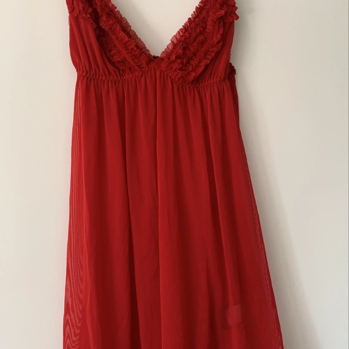 Röd mesh klänning med mini vollanger 