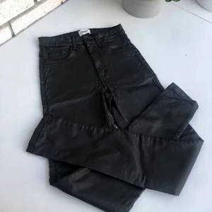 Skinn byxor  - Skinn byxor från only. Bra skick. Säljes på grund av att dom är för korta. Är 172. Kom privat om du är intresserad.