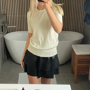 Zadig kjol - Sjukt unik volangkjol i skinn från Zadig helt slutsåld, använd 1 gång så i helt nyskick!! Köpt för 900kr och buda gärna från 400kr i kommentarerna 😇😇barn storlek 14Y oxh funkar perfekt till XS