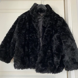 Kort jacka  - Pälsig jacka som är kort 