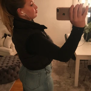 Väst från zara - En väldigt kort väst från Zara, använd ca 3 gånger så nästan som en ny