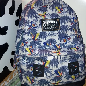 Feeett snygg ryggsäck 🎒  - Köpte denna i Danmark för cirka 4 år sedan, den är begagnad men FORTFARANDE i väldigt bra skick. (Erkänn att det är fett coola papegojor 🦜 på den)