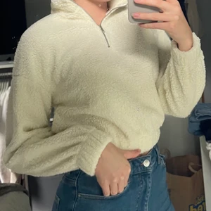 Teddyfleece tröja - Säljer en superfin naturvit teddyfleece tröja. Verkligen superskön!! Säljes då den är för liten för mig.